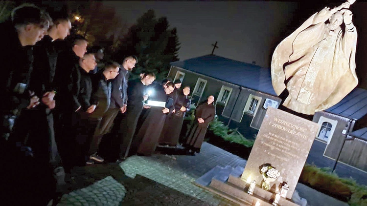 Uczcili Ojca Świętego przez modlitwę do Matki Bożej, której cały się zawierzał.