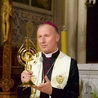 Biskup Solarczyk udziela błogosławieństwa relikwiami papieża Polaka.