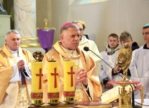 Abp Mokrzycki  w czasie  Mszy św.  w gowarczowskiej świątyni. 