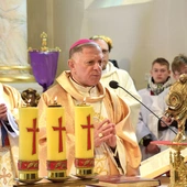 Abp Mokrzycki  w czasie  Mszy św.  w gowarczowskiej świątyni. 