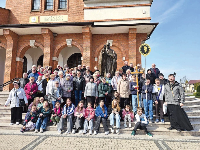 Przy pomniku kard. Stefana Wyszyńskiego.