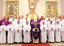 Nowi świeccy pomocnicy z bp. Markiem Solarczykiem i duszpasterzami.