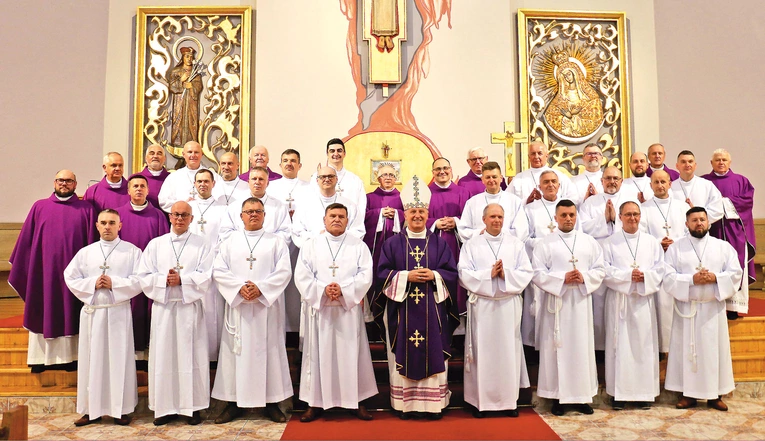Nowi świeccy pomocnicy z bp. Markiem Solarczykiem i duszpasterzami.