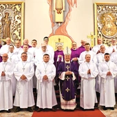 Nowi świeccy pomocnicy z bp. Markiem Solarczykiem i duszpasterzami.