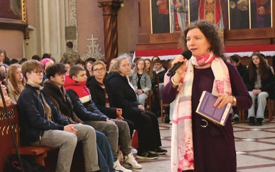 Siostra Ola Nowak zachęcała młodych, by żyli pełnią życia i nie bali się podejmować wyzwań.