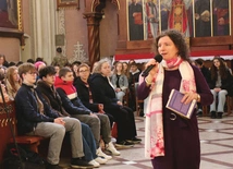 Siostra Ola Nowak zachęcała młodych, by żyli pełnią życia i nie bali się podejmować wyzwań.