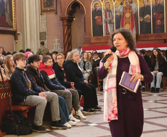 Siostra Ola Nowak zachęcała młodych, by żyli pełnią życia i nie bali się podejmować wyzwań.