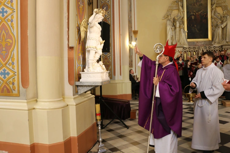 Nasielsk. Poświęcenie figury św. Michała Archanioła