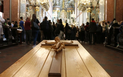  Miłość, która nie brzydzi się nędzą człowieka. Rozmowa z Romanem Ziębą