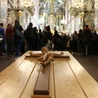  Miłość, która nie brzydzi się nędzą człowieka. Rozmowa z Romanem Ziębą