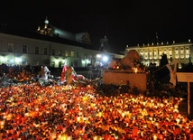 Pożegnanie. 10 i 11 kwietnia 2010 r. temperatura powietrza w Warszawie podniosła się od milionów zniczy