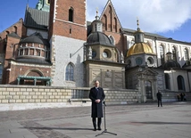 Prezydent Andrzej Duda przed katedrą na Wawelu