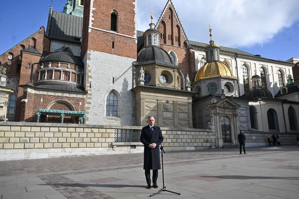Prezydent Andrzej Duda przed katedrą na Wawelu