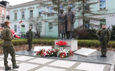 Delegacje złożyły kwiaty pod pomnikiem Lecha i Marii Kaczyńskich przy ul. Żeromskiego.