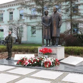 Delegacje złożyły kwiaty pod pomnikiem Lecha i Marii Kaczyńskich przy ul. Żeromskiego.