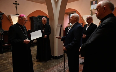 Bożogrobcy przekazali olej z Ziemi Świętej