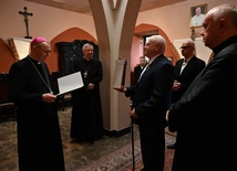Bożogrobcy przekazali olej z Ziemi Świętej