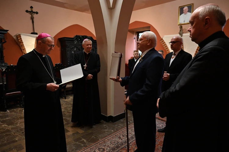 Bożogrobcy przekazali olej z Ziemi Świętej