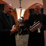 Bożogrobcy przekazali olej z Ziemi Świętej