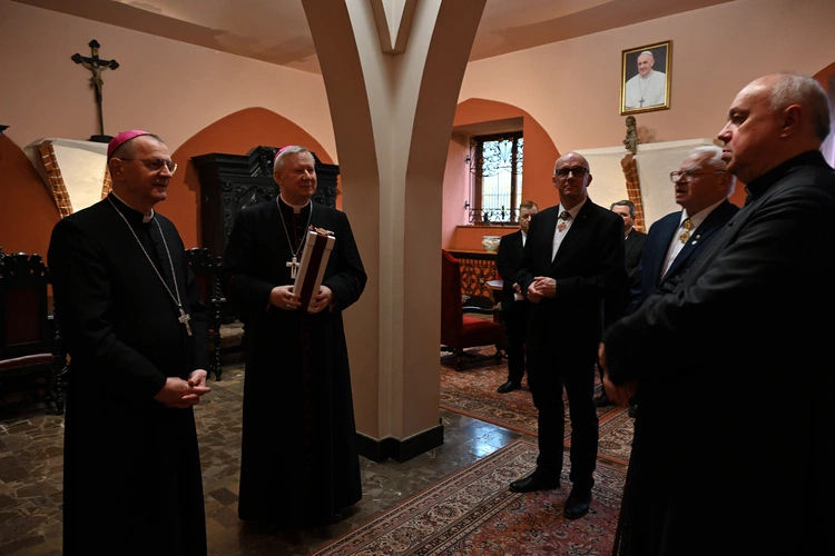 Bożogrobcy przekazali olej z Ziemi Świętej