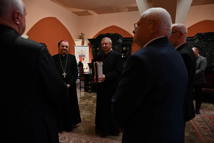 Bożogrobcy przekazali olej z Ziemi Świętej