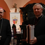 Bożogrobcy przekazali olej z Ziemi Świętej