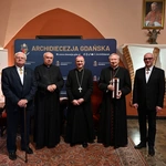Bożogrobcy przekazali olej z Ziemi Świętej