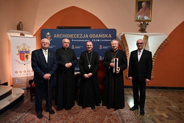 Bożogrobcy przekazali olej z Ziemi Świętej
