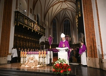 Abp Galbas podczas Mszy w rocznicę katastrofy smoleńskiej: To nie śmierć rozdziela ludzi, ale brak pamięci i brak miłości