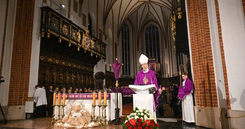 Abp Galbas podczas Mszy w rocznicę katastrofy smoleńskiej: To nie śmierć rozdziela ludzi, ale brak pamięci i brak miłości