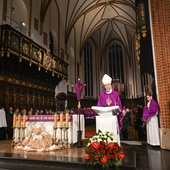 Abp Galbas podczas Mszy w rocznicę katastrofy smoleńskiej: To nie śmierć rozdziela ludzi, ale brak pamięci i brak miłości