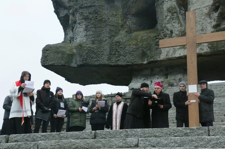 Droga Krzyżowa na Majdanku