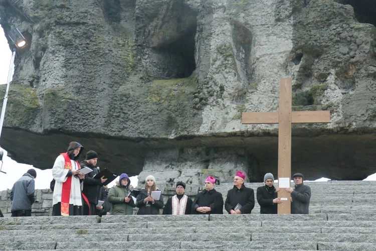 Droga Krzyżowa na Majdanku