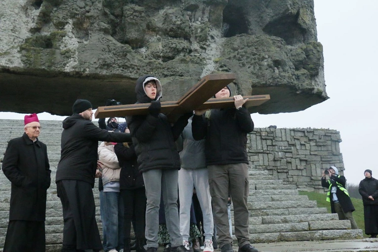 Droga Krzyżowa na Majdanku