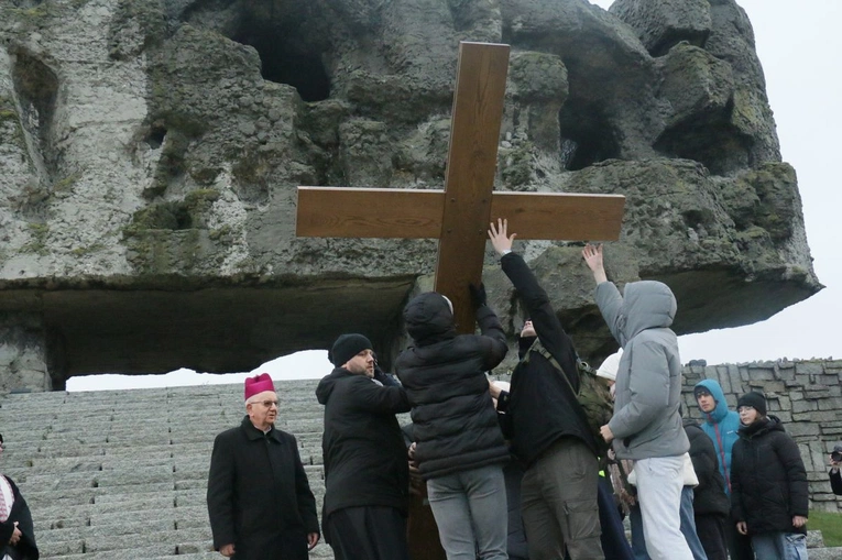 Droga Krzyżowa na Majdanku