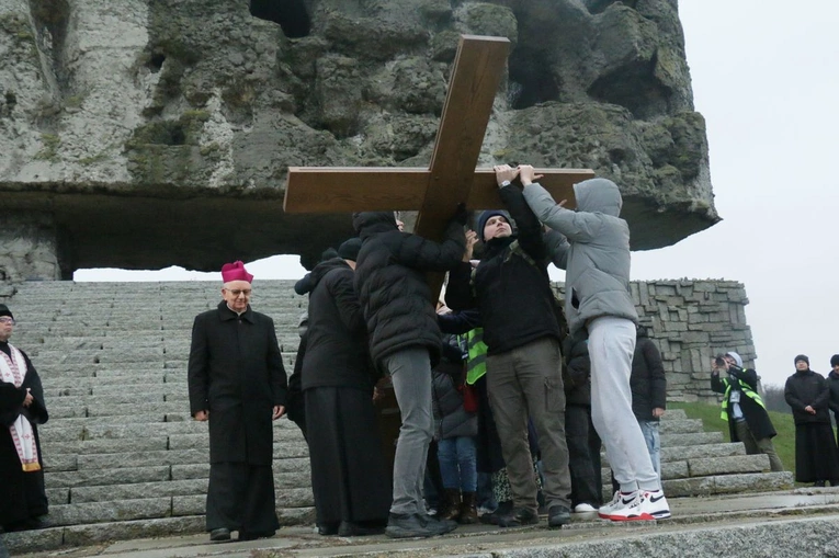 Droga Krzyżowa na Majdanku