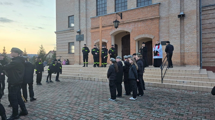 Z krzyżem na ramionach