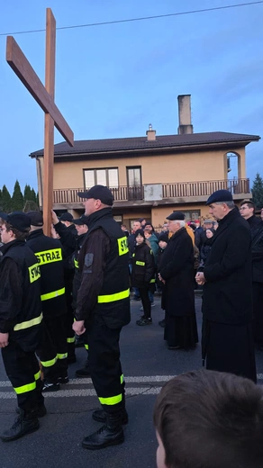 Rzesze wiernych podczas Drogi Krzyżowej rozważało miłość Jezusa do człowieka.