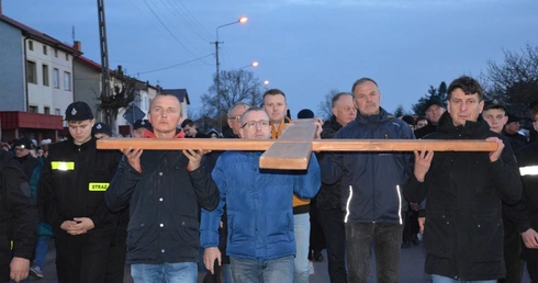 Z krzyżem na ramionach