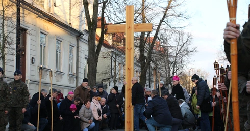 Płock. Z krzyżem przez miasto