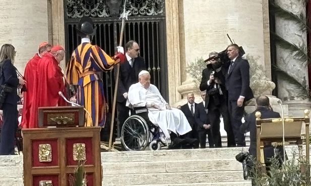 Papież przybył na plac Św. Piotra na zakończenie mszy w Niedzielę Palmową