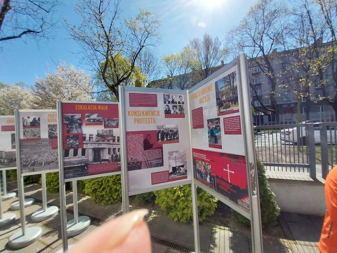 Wystawa o obronie Krzyża Nowohuckiego