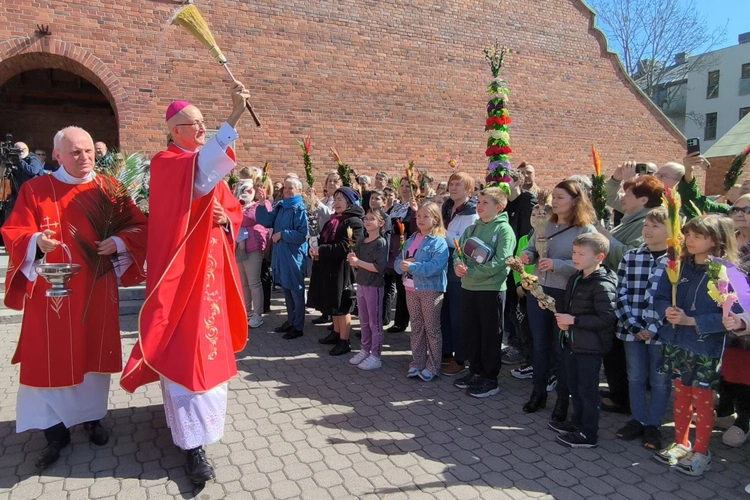 Abp Adrian Galbas na Niedzieli Palmowej na Ursynowie