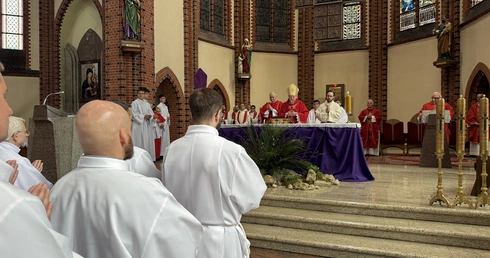 Bp Olszowski do szafarzy: Wasze ręce muszą być przedłużeniem rąk samego Chrystusa