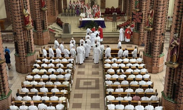 Bp Olszowski do szafarzy: Wasze ręce muszą być przedłużeniem rąk samego Chrystusa