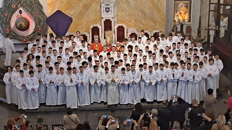 143 nowych ceremoniarzy i animatorów LSO w kościele NSPJ w Bielsku-Białej