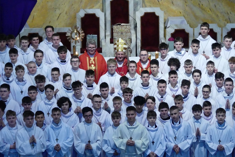 Nowi ceremoniarze i animatorzy LSO z bp. Romanem Pindlem, diecezjalnymi duszpasterzami: ks. Przemysławem Gawlasem i ks. Jakubem Kulińskim.