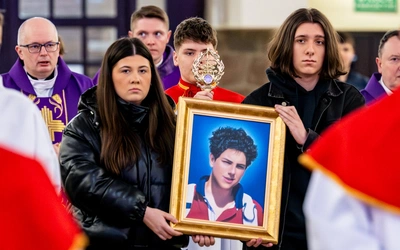 Relikwie i portret błogosławionego wnieśli młodzi parafianie.