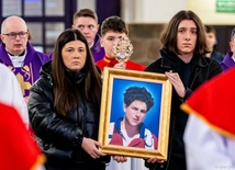 Relikwie i portret błogosławionego wnieśli młodzi parafianie.