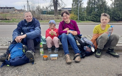 Sywia i Tomasz Borkowy z dziećmi - Anią i Pawłem na Szlaku św. Jakuba w Zamarskach.